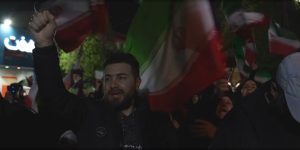 Foto: 1 de 4 Irianianos em protesto na noite do ultimato de Donald Trump. — Foto