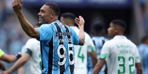 Carlos Vinícius brilha e Grêmio vence Juventude no Brasileirão