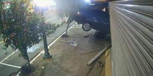 carro-invade-loja-apucarana-motorista-preso-embriaguez-960x592-1