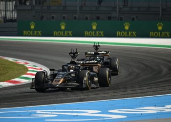 Brad Pitt e Damson Idris se preparam para dirigir carros da APXGP no filme sobre F1