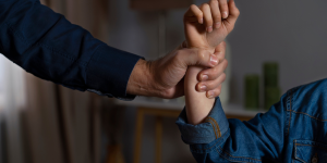 Casal preso por maus-tratos e morte de criança de 2 anos