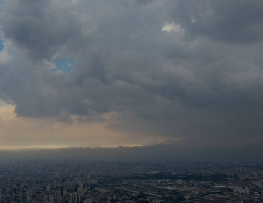 Nuvens escuras encobrem o céu na zona leste da cidade de São Paulo, na tarde desta quarta-feira, 28 de janeiro de 2026