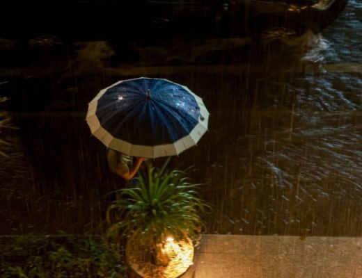 Chuva forte atinge o bairro da Bela Vista, na região central de São Paulo, no início da noite desta terça-feira (13