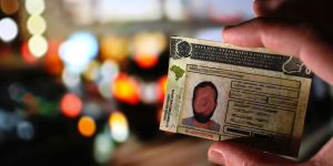 colorida mostra motorista exibindo CNH