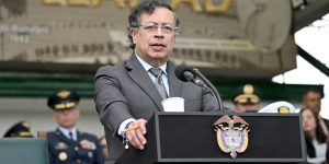 Colômbia enfrenta crise sob liderança de Gustavo Petro, alerta Trump sobre Groenlândia