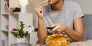 Custo de vida faz brasileiros repensarem compras, aponta pesquisa