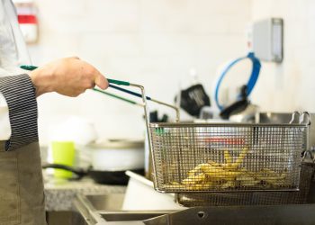 Cozinheiro morre em acidente trágico com óleo quente nos EUA