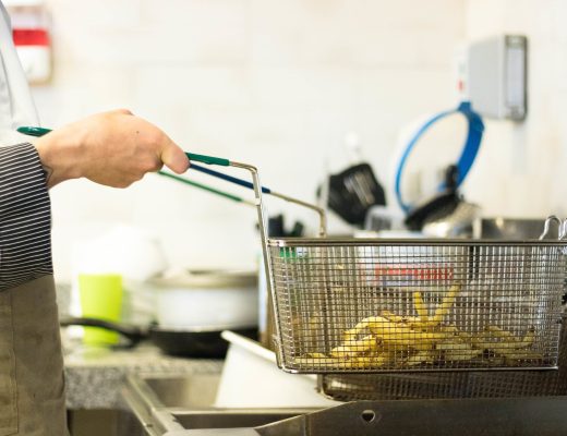 Cozinheiro morre em acidente trágico com óleo quente nos EUA
