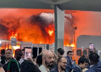 colorida de Blue Zone da COP30, em Belém, durante incêndio