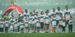 Jogadores do Coritiba perfilados antes da partida contra o Athletic