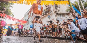 Chuva não impede a Corrida dos Bonecos Gigantes em Olinda