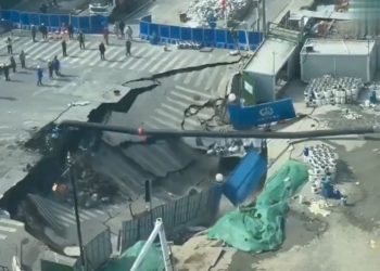 Cratera gigante abre buraco em avenida de Xangai, China