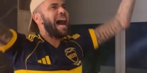 Daniel Alves simula apresentação no Boca Juniors