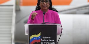 m colorida de vice-presidente da Vnezuela, Delcy Rodríguez