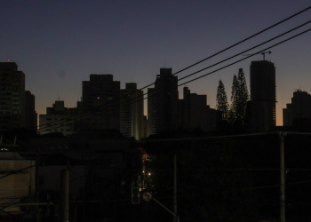 Bairro da Mooca, zona leste de São Paulo, é afetado pela queda de energia na noite desta quarta-feira (10