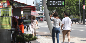 Pedestres enfrentam sol forte e calor no viaduto Santa Generosa