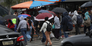 Pedestres enfrentam chuva na Avenida Santo Amaro, próximo ao metrô Brooklin, na zona sul da cidade de São Paulo