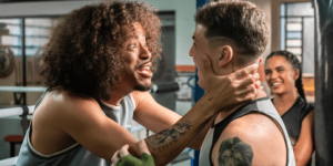 Ryan comemora com Lucas o fim de dívida com traficantes em "Dona de Mim" • Estevam Avellar/Globo