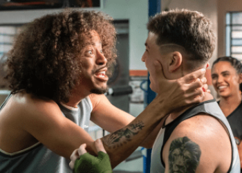 Ryan comemora com Lucas o fim de dívida com traficantes em "Dona de Mim" • Estevam Avellar/Globo