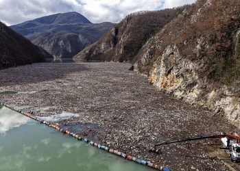 Impacto do Derretimento da Neve no Rio Drina: Lixo e Poluição