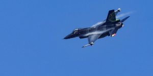 Um caça F-16 belga participa do exercício aéreo nuclear da OTAN na base aérea de Kleine-Brogel