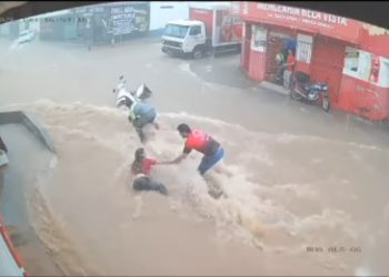 Enxurrada quase leva mulheres em Montes Claros, Minas Gerais