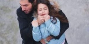 Beren Gökyıldız mantém vida discreta após sucesso como Melek na novela mãe