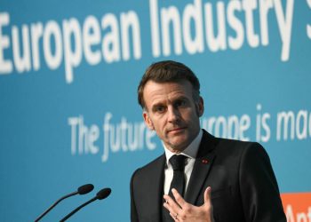 Macron critica subsídios a Musk e defende indústria europeia