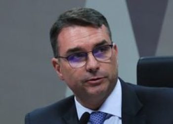 filho mais velho de Jair Bolsonaro, Flávio Bolsonaro reage à declaração polêmica de Zezé Di Camargo sobre herdeiras de Silvio Santos e SBT