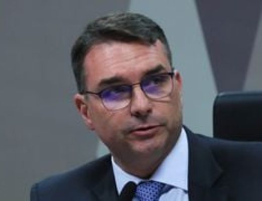 filho mais velho de Jair Bolsonaro, Flávio Bolsonaro reage à declaração polêmica de Zezé Di Camargo sobre herdeiras de Silvio Santos e SBT