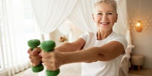 Exercícios de fortalecimento para pessoas acima de 50 anos em casa