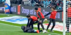 Entenda por que goleiro reserva de Senegal brigou com gandula por causa de uma toalha (Reprodução/X