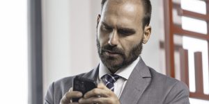 Perda de mandato de Eduardo Bolsonaro gera repercussão internacional