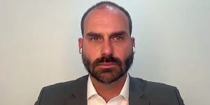 Eduardo Bolsonaro apoia saída de Ramagem do Brasil durante crise política