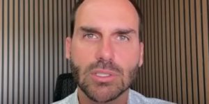 colorida mostra o deputado federal licenciado Eduardo Bolsonaro (PL-SP