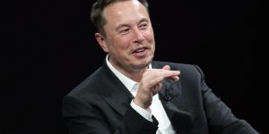 Neuralink de Elon Musk avança com implantes cerebrais para milhares em 2026