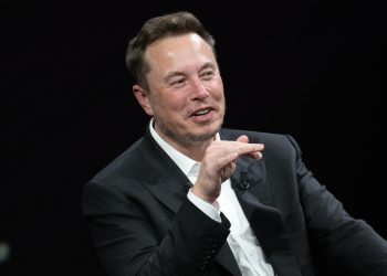 Neuralink de Elon Musk avança com implantes cerebrais para milhares em 2026