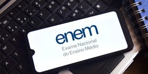colorida de celular com o símbolo do Enem - Enem: entenda como controlar a ansiedade antes e durante a prova - Metrópoles