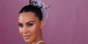 Kim Kardashian emociona com lembranças do corpo das brasileiras durante visita ao Brasil