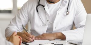 Médico condenado por cobrar cirurgias do SUS recebe pena de 10 anos