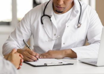 Médico condenado por cobrar cirurgias do SUS recebe pena de 10 anos