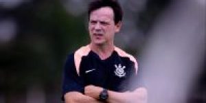 fernando-diniz-treino-corinthians-e1775582845301