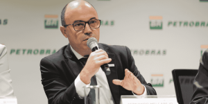 Petrobras (PETR4) apresenta premissas para projeções de Brent e dólar