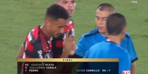 Danilo se recusa a cumprimentar árbitro após polêmica na Libertadores