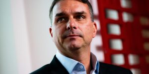 Flávio Bolsonaro homenageia Carlos em seu aniversário com mensagem especial