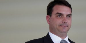 Flávio Bolsonaro inicia PEC para acabar com reeleição presidencial