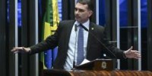 flavio-bolsonaro-plenario-senado-carlos-moura-agencia-senado-e1777568141135