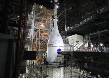 m colorida mostra espaçonave que fará parte da missão Artemis II