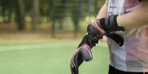 Engenharia de polímeros e ergonomia redefinem a segurança do goleiro no futebol moderno