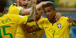 (Douglas Costa pela seleção brasileira (AFP))